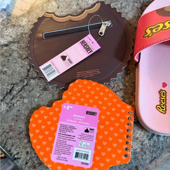 Pink Reese’s Slide Sandals Youth Sz 2/3 M Fun Reese’s Bag and cute note pad - Picture 4 of 10